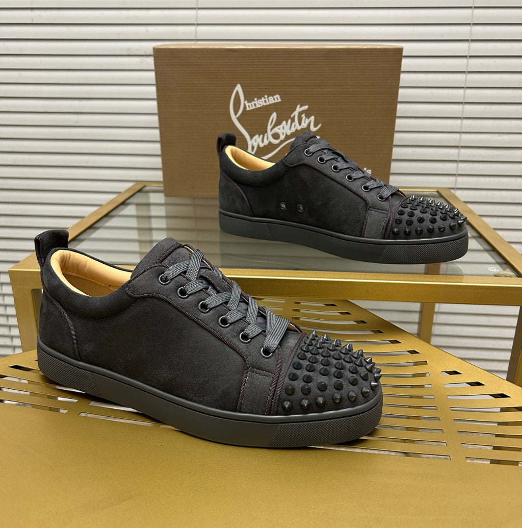 Louboutin skor grå med spikar