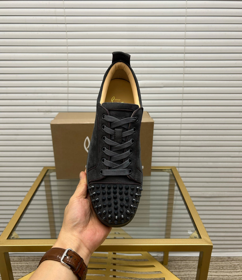 Louboutin skor grå med spikar