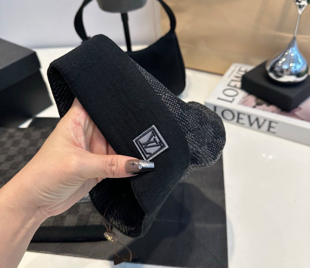 Louis Vuitton mössa och halsduk