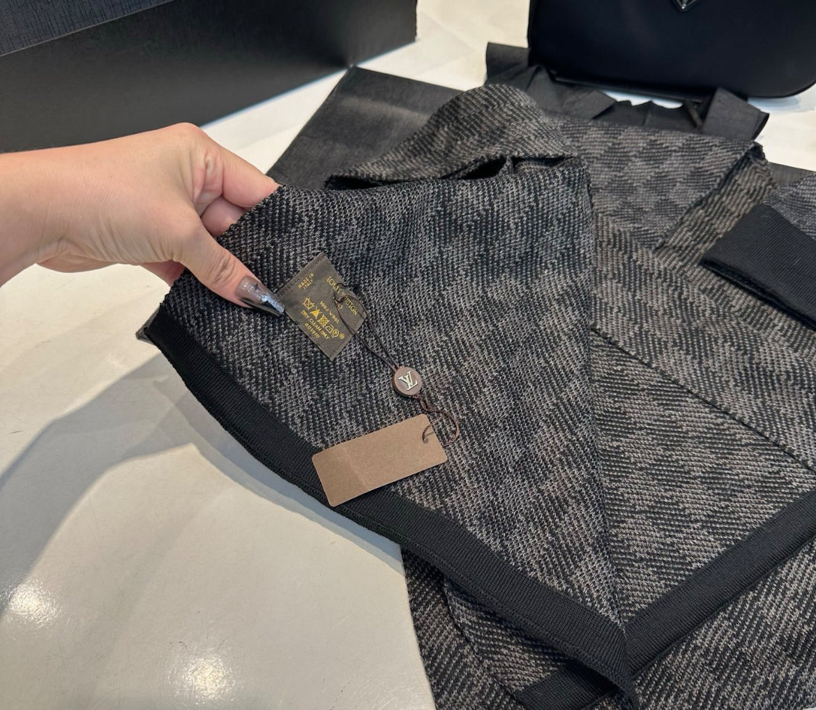 Louis Vuitton mössa och halsduk