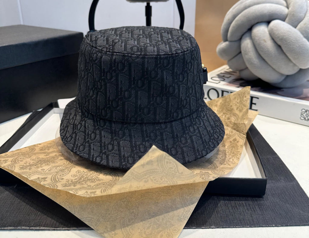 Svart dior hatt