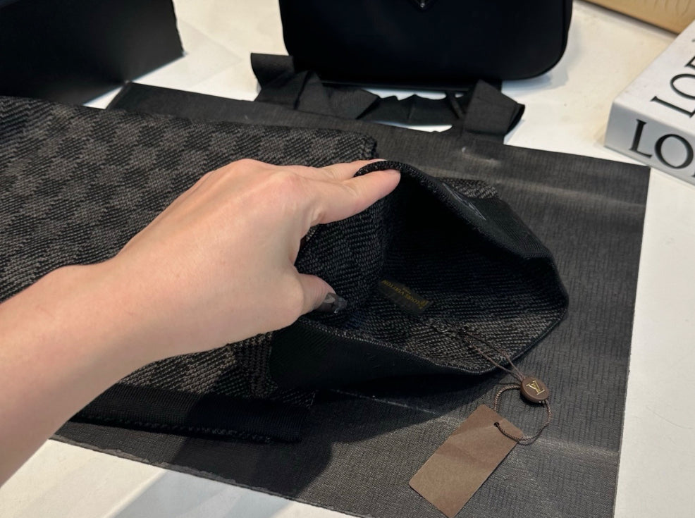 Louis Vuitton mössa och halsduk