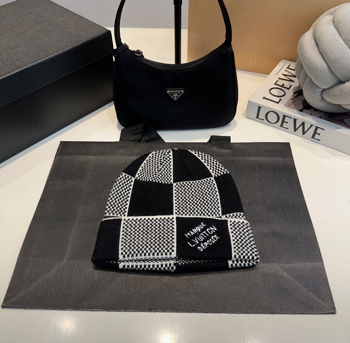 Louis Vuitton mössa och halsduk