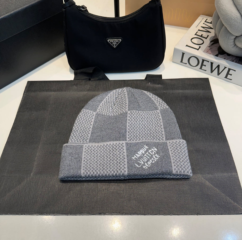 Louis Vuitton mössa och halsduk