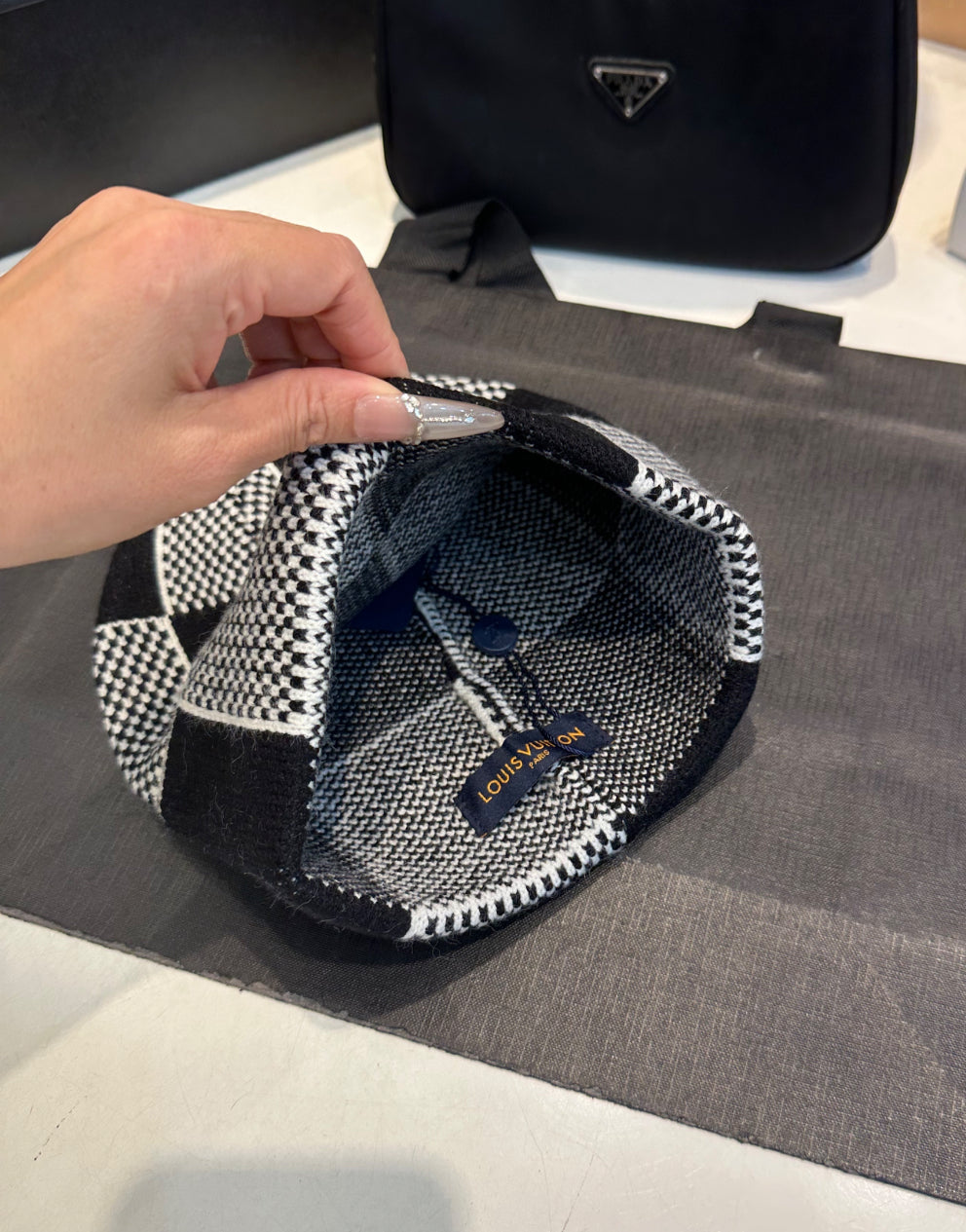 Louis Vuitton mössa och halsduk
