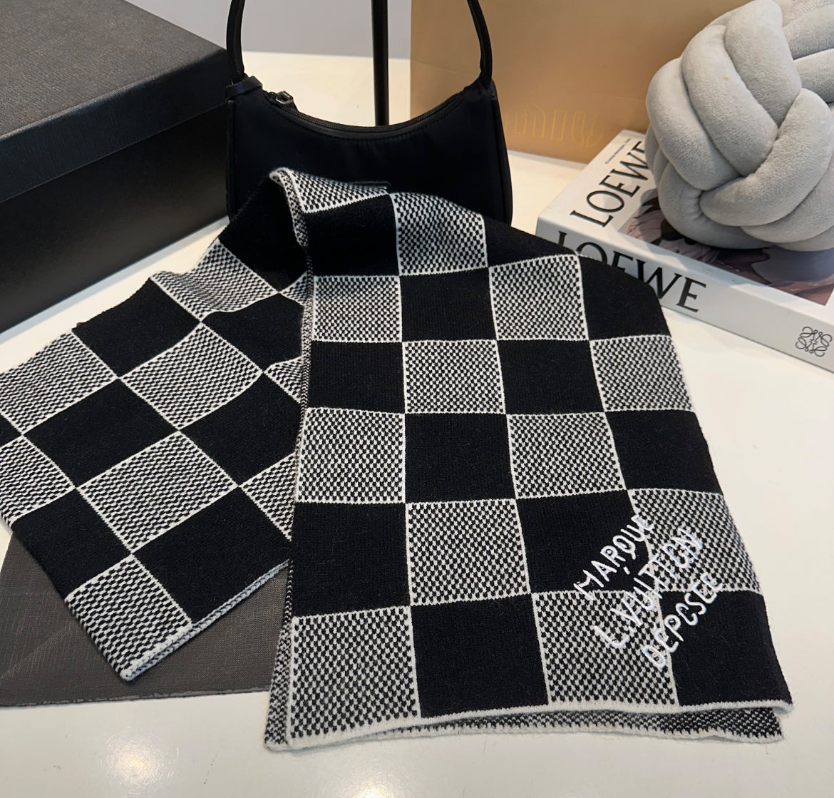 Louis Vuitton mössa och halsduk