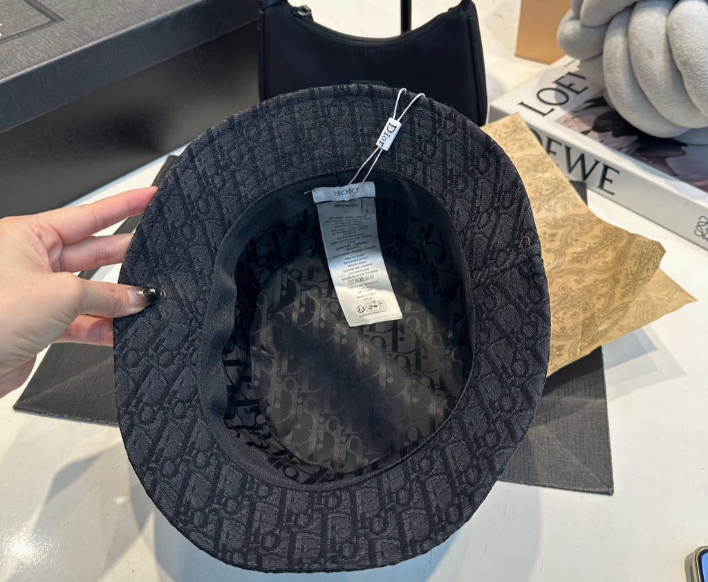 Svart dior hatt