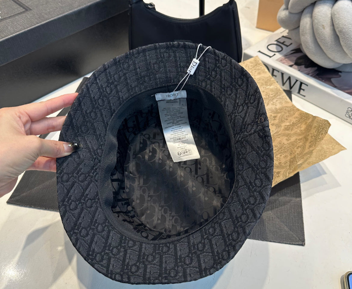 Svart dior hatt