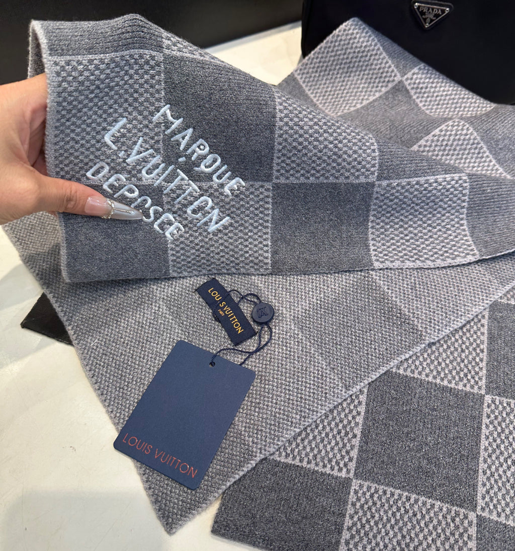 Louis Vuitton mössa och halsduk