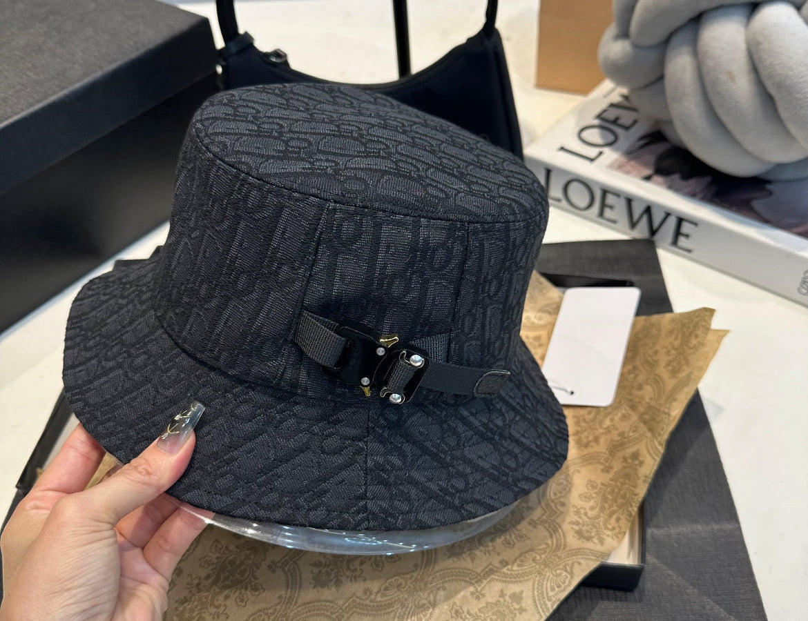 Svart dior hatt