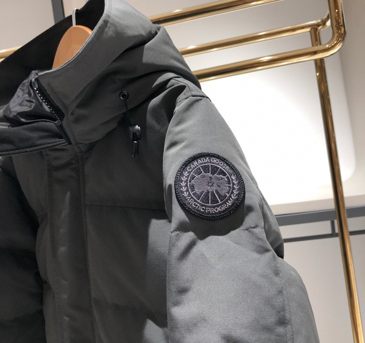 Canada goose jacka grå/ svart logga