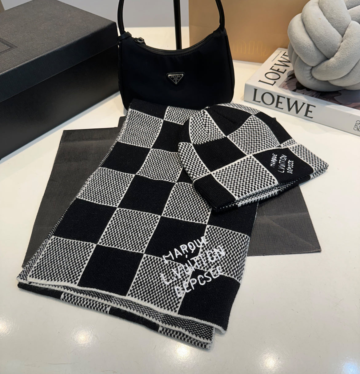 Louis Vuitton mössa och halsduk