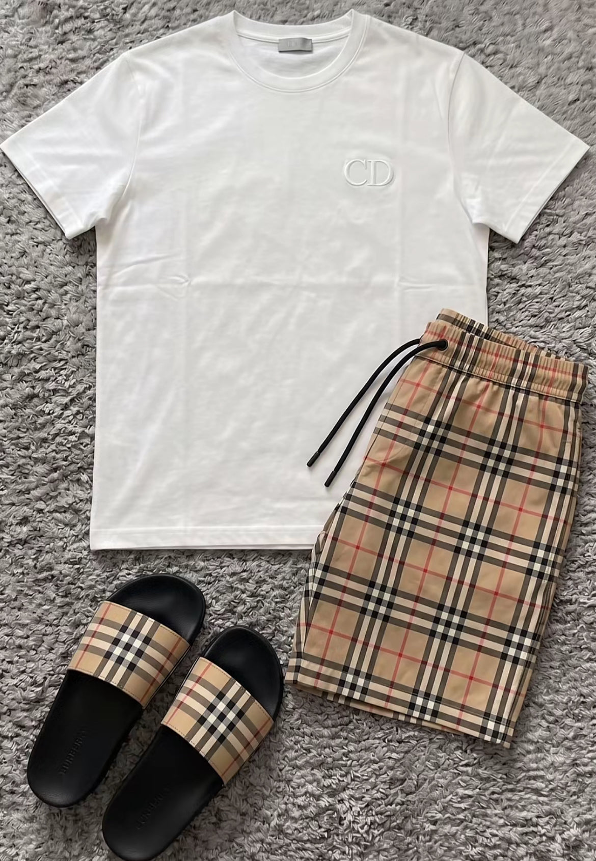 Dior tshirt burberry shorts och burberry tofflor