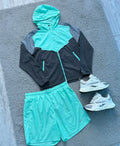 Nike jacka/shorts med b22 vita skor
