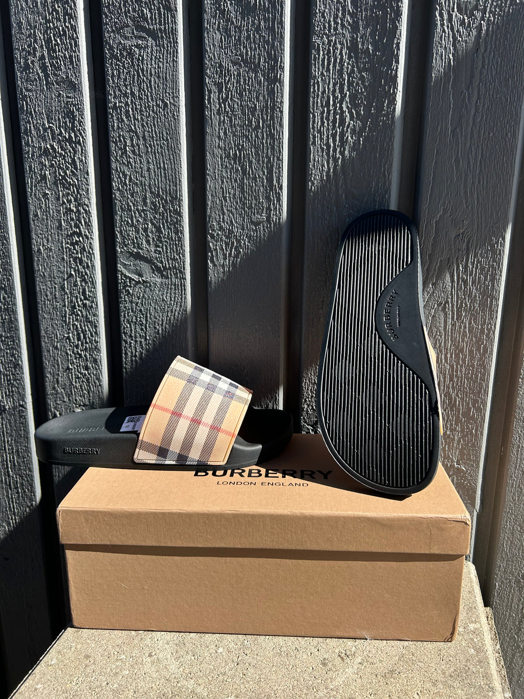 Riktigt snygga och sköna burberry tofflor.