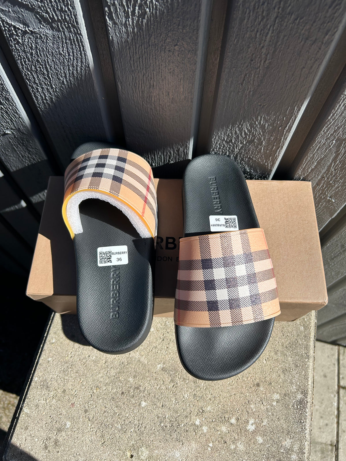 Riktigt snygga och sköna burberry tofflor.