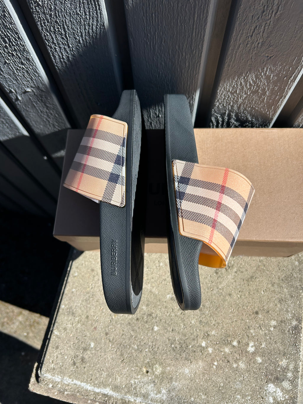 Riktigt snygga och sköna burberry tofflor.