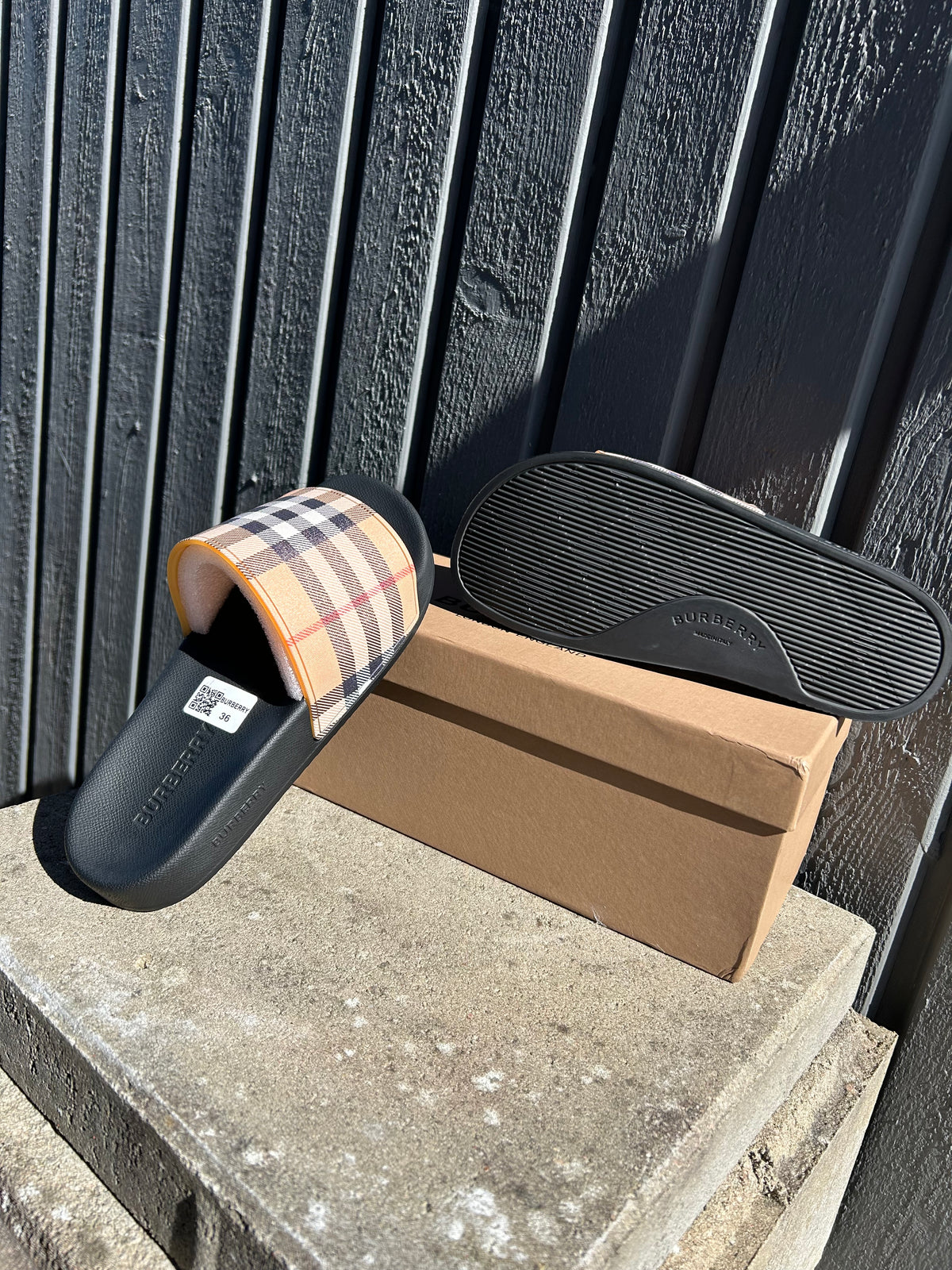 Riktigt snygga och sköna burberry tofflor.