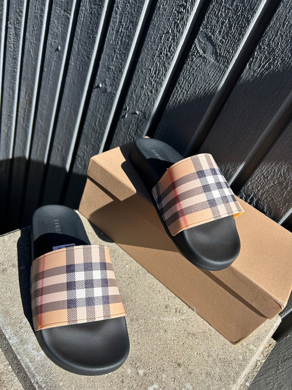 Riktigt snygga och sköna burberry tofflor.